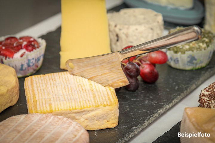 Französischer Käseteller mit Weinen bei Ihrem Wein-Musketier in Schwäbisch Gmünd, Ihrem Weinladen vor Ort